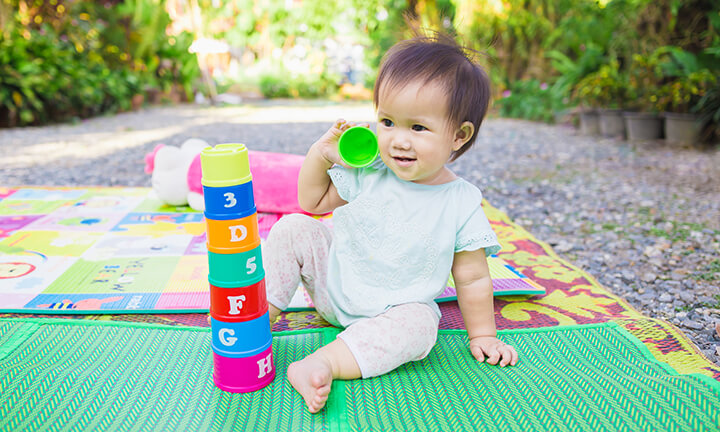 9 List of Fine Motor Skills Examples by Age for Your Baby