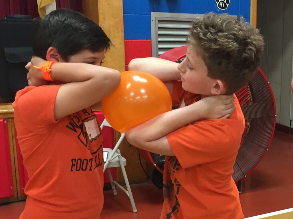 Hold the Balloon Between the Forehead:elbows Race