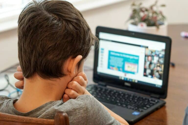 Monitoring vs. Mentoring: A Balanced Parenting Approach to Kids’ Online Activity
